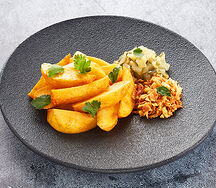 Картофель запечённый, соленые огурцы, лук фри и зелень