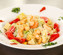 Салат Цезарь с тигровыми креветками