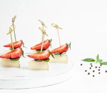 Канапе с сыром бри и клубникой