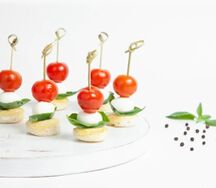 Канапе капрезе с мини-моцареллой и помидорами черри