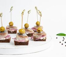 Канапе с сельдью на бородинском хлебе