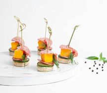 Канапе с сырокопченой колбасой и сыром чеддер