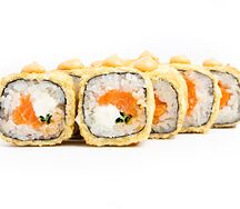 Ролл с лососем фри темпура