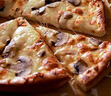 Пицца с курицей и грибами