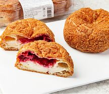 Пирожное Шу с брусникой