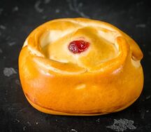 Пирожок с вишней