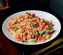 Салат Цезарь с креветками