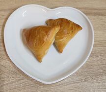 Самса из слоеного теста с говядиной