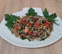 Салат мясной с медово-горчичным соусом