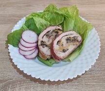 Куриный рулет с грибами в беконе