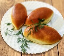 Пирожок с зеленым луком и яйцом