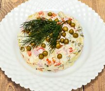 Салат Оливье с колбасой