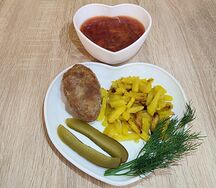 Борщ, картофель жареный и котлета по-домашнему