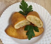 Жареный пирожок с капустой