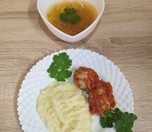 Суп гороховый, фрикадельки мясные, картофельное пюре