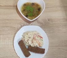 Суп грибной с чесночными сухариками и овощной букет