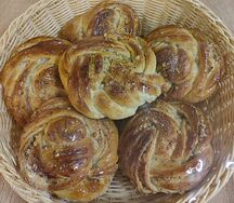 Булочка с орехами и сгущенкой