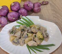 Свинина с картофелем и грибами в сливочном соусе