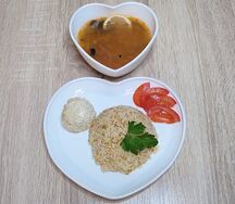 Солянка и рис с тефтелькой в сливочном соусе