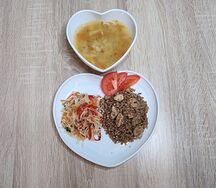 Щи, гречка по-купечески и салат Витаминка