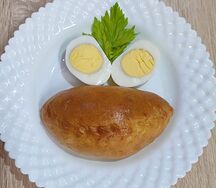 Пирожок с яйцом и рисом