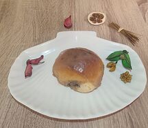 Булочка с маком и шоколадной глазурью