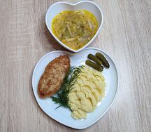 Рассольник с картофельном пюре и котлетой куриной