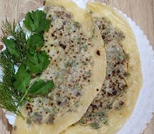 Кутаб с мясом, луком и кинзой