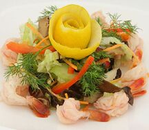 Салат с тигровыми креветками и овощами