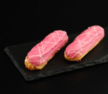 Пирожное Эклер Малиновый