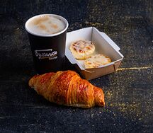 Капучино и сырники и круассан малина