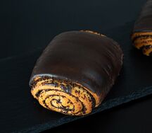 Булочка маковая в шоколадной глазури