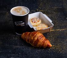 Капучино и сырники и круассан масло