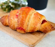 Круассан с малиной