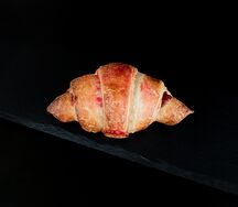 Круассан с малиной