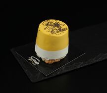 Пирожное Манго-маракуйя с семенами чиа