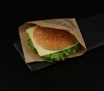 Сэндвич с ветчиной, сыром и зеленью