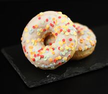 Донат с посыпкой конфетти