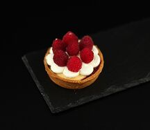 Тарталетка со свежими ягодами малины