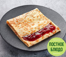 Блинчик постный с вишнёвым вареньем