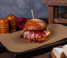 Бургер с вишней и камамбером