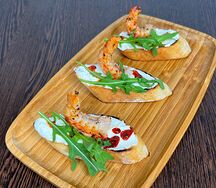 Брускетта с тигровыми креветками