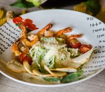 Салат Цезарь с креветками