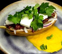 Запеченный баклажан с сыром и зеленью