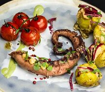 Осьминог с печеным картофелем и томатами