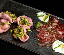 Карпаччо из тунца с креветочными чипсами