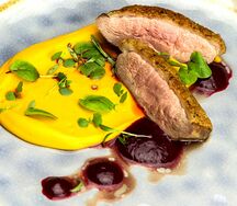 Фермерская утка с кремом из батата и винным соусом