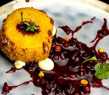 Хрустящая моцарелла с соусом из лесных ягод