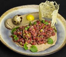 Тартар из говядины с муссом из бородинского хлеба