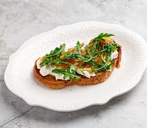 Брускетта с козьим сыром